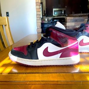 Woman’s air Jordan 1 gold pendants. Size 7.5, fits 8.